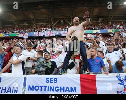 Dusseldorf, Germania. 6 luglio 2024. Tifosi inglesi durante i quarti di finale dei Campionati europei UEFA alla Dusseldorf Arena di Dusseldorf. Il credito per immagini dovrebbe essere: Paul Terry/Sportimage Credit: Sportimage Ltd/Alamy Live News Foto Stock