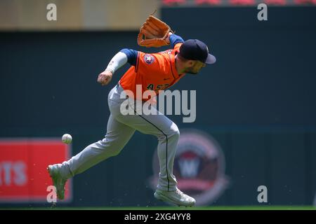 Minneapolis, Minnesota, Stati Uniti. 6 luglio 2024. La terza base degli Houston Astros ALEX BREGMAN (2) fa un errore lanciando la palla durante una partita di baseball della MLB tra i Minnesota Twins e gli Houston Astros al Target Field. I Twins vinsero 9-3. (Immagine di credito: © Steven Garcia/ZUMA Press Wire) SOLO PER USO EDITORIALE! Non per USO commerciale! Crediti: ZUMA Press, Inc./Alamy Live News Foto Stock