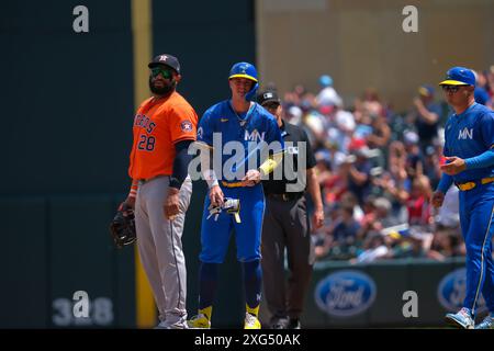 Minneapolis, Minnesota, Stati Uniti. 6 luglio 2024. La terza base dei Minnesota Twins JOSE MIRANDA (64) celebra in prima base durante una partita di baseball della MLB tra i Minnesota Twins e gli Houston Astros al Target Field. Miranda pareggiò il record della MLB con 12 valide consecutive oltre 13 apparizioni in piastra, che i Twins vinsero 9-3. (Immagine di credito: © Steven Garcia/ZUMA Press Wire) SOLO PER USO EDITORIALE! Non per USO commerciale! Crediti: ZUMA Press, Inc./Alamy Live News Foto Stock