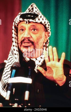 Yasser ARAFAT Mohammed Yasser Abdel Rahman Abdel Raouf Arafat al-Qudwa, *24 agosto 1929, 11 novembre 2004, è stato un leader palestinese. È stato presidente dell'Organizzazione per la liberazione della Palestina OLP, presidente dell'Autorità Nazionale palestinese PNA, e leader del partito politico Fatah ed ex gruppo paramilitare, che ha fondato nel 1959. Foto scattata nel maggio 1988 a Tripolis, Libia. *** Yasser ARAFAT Mohammed Yasser Abdel Rahman Abdel Raouf Arafat al Qudwa , 24 agosto 1929, 11 novembre 2004 , è stato un leader palestinese è stato Presidente dell'Organizzazione per la Liberazione della Palestina, OLP , Presidente Foto Stock