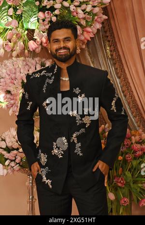 Mumbai, India. 5 luglio 2024. Il cricket indiano Shreyas Iyer posa per una foto sul tappeto rosso durante la cerimonia sangeet di Anant Ambani e Radhika Merchant al Jio World Centre di Mumbai. Credito: SOPA Images Limited/Alamy Live News Foto Stock