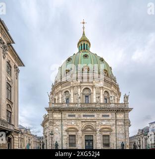 Chiesa di marmo a Copenaghen e la sua grande cupola verde contro il cielo, Copenhagen, 2 febbraio 2023 Foto Stock