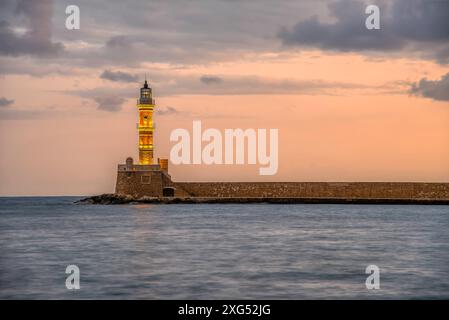 Il faro nel porto veneziano all'alba, la Canea, Grecia, 17 ottobre 2013 Foto Stock