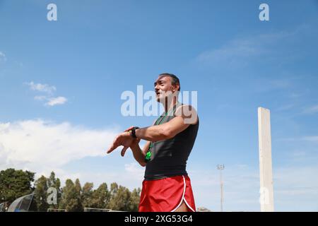 Mano di Un allenatore con Un cronometro Foto Stock