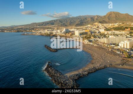 Vista aerea della spiaggia Playa de las Americas al tramonto, Tenerife, Spagna. Foto Stock