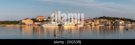 Paesaggio urbano della città di Rab sull'isola di Rab durante l'alba in Croazia Foto Stock