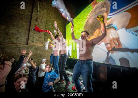 Londra, Regno Unito. 6 luglio 2024. EURO 2024: Inghilterra contro Svizzera. 4TheFans fan Park all'evento Village Underground fanzone a Shoreditch. I tifosi inglesi reagiscono e festeggiano dopo aver battuto la Svizzera ai rigori alla Dusseldorf Arena. Il gioco teso finì 1-1 dopo i tempi supplementari, con entrambe le parti incapaci di superare il deadlock. L'Inghilterra affrontò poi i calci di rigore senza il capitano e il rigore de facto taker Harry Kane, che era stato sostituito da Ivan Toney nel secondo tempo dei tempi supplementari. Crediti: Guy Corbishley/Alamy Live News Foto Stock