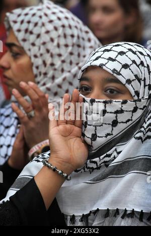 Londra, Inghilterra, Regno Unito. 6 luglio 2024. Una manifestante con un keffiyeh che le copre la faccia grida per una Palestina libera al raduno. I manifestanti si sono riuniti a Westminster per chiarire a KIER STARMER e al nuovo governo laburista che essere complici del genocidio di Gaza è inaccettabile e dovrebbe essere richiesto un cessate il fuoco immediato da Israele e le aziende del Regno Unito non dovrebbero produrre armi che vengono utilizzate da Israele nella guerra a Gaza e altrove. Crediti: ZUMA Press, Inc./Alamy Live News Foto Stock