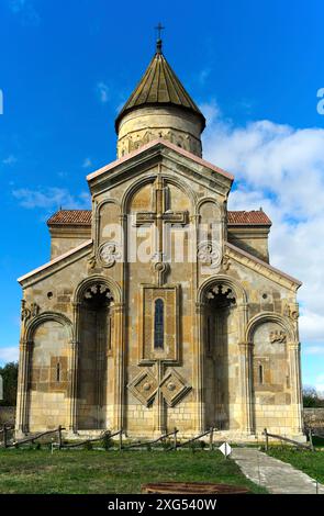 Chiesa a tre navate a cupola a croce di Samtavisi, facciata orientale a cinque archi riccamente decorata con croce, finestra ornata e due rombi, Samtavisi, locanda Foto Stock