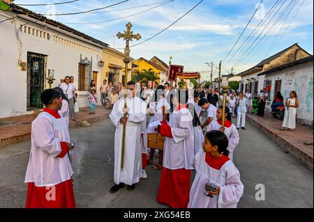 Le strade di Mompox, Colombia, si animano durante la celebrazione del Corpus Christi con vivaci processioni, tappeti di fiori e devoti locali che onorano questa sacra tradizione cattolica. Foto Stock