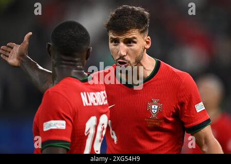 AMBURGO, GERMANIA - 5 LUGLIO: Il Portogallo Ruben Dias reagisce durante i quarti di finale di UEFA EURO 2024 tra Portogallo e Francia al Volksparkstadion Foto Stock