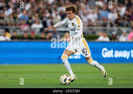 Il centrocampista dei Los Angeles Galaxy Riqui Puig (10) durante una partita della MLS contro il LAFC, giovedì 4 luglio 2024, al Rose Bowl, a Pasadena, CA. LAFC sconfigge Foto Stock