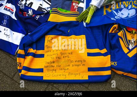 I tifosi rendono omaggio e lasciano tributi all'ex giocatore dei Leeds Rhinos Rob Burrows fuori dall'AMT Headingly Rugby Stadium di Leeds, West Yorkshire. Burrows morì il 2 giugno 2024 dopo una lunga battaglia di alto profilo contro la malattia dei motoneuroni (MND). Caratterizzato: Atmosphere Where: Leeds, West Yorkshire, Regno Unito quando: 05 giu 2024 Credit: Graham Finney/WENN Foto Stock