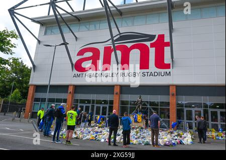 I tifosi rendono omaggio e lasciano tributi all'ex giocatore dei Leeds Rhinos Rob Burrows fuori dall'AMT Headingly Rugby Stadium di Leeds, West Yorkshire. Burrows morì il 2 giugno 2024 dopo una lunga battaglia di alto profilo contro la malattia dei motoneuroni (MND). Caratterizzato: Atmosphere Where: Leeds, West Yorkshire, Regno Unito quando: 05 giu 2024 Credit: Graham Finney/WENN Foto Stock