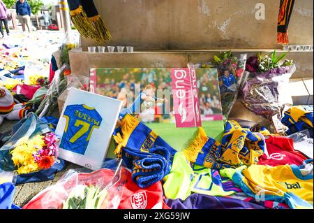 I tifosi rendono omaggio e lasciano tributi all'ex giocatore dei Leeds Rhinos Rob Burrows fuori dall'AMT Headingly Rugby Stadium di Leeds, West Yorkshire. Burrows morì il 2 giugno 2024 dopo una lunga battaglia di alto profilo contro la malattia dei motoneuroni (MND). Caratterizzato: Atmosphere Where: Leeds, West Yorkshire, Regno Unito quando: 05 giu 2024 Credit: Graham Finney/WENN Foto Stock