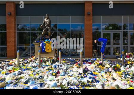 I tifosi rendono omaggio e lasciano tributi all'ex giocatore dei Leeds Rhinos Rob Burrows fuori dall'AMT Headingly Rugby Stadium di Leeds, West Yorkshire. Burrows morì il 2 giugno 2024 dopo una lunga battaglia di alto profilo contro la malattia dei motoneuroni (MND). Caratterizzato: Atmosphere Where: Leeds, West Yorkshire, Regno Unito quando: 05 giu 2024 Credit: Graham Finney/WENN Foto Stock