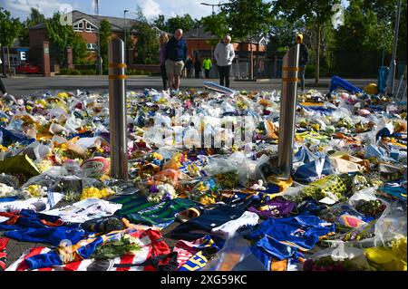 I tifosi rendono omaggio e lasciano tributi all'ex giocatore dei Leeds Rhinos Rob Burrows fuori dall'AMT Headingly Rugby Stadium di Leeds, West Yorkshire. Burrows morì il 2 giugno 2024 dopo una lunga battaglia di alto profilo contro la malattia dei motoneuroni (MND). Caratterizzato: Atmosphere Where: Leeds, West Yorkshire, Regno Unito quando: 05 giu 2024 Credit: Graham Finney/WENN Foto Stock