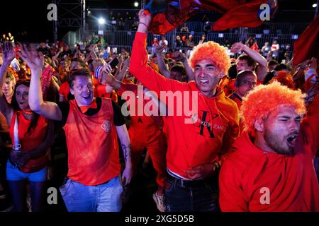 Berlino, Germania. 6 luglio 2024. BERLINO - i tifosi olandesi guardano i quarti di finale del Campionato europeo tra Paesi Bassi e Turchia nel Fanzone alla porta di Brandeburgo. ANP RAMON VAN FLYMEN credito: ANP/Alamy Live News Foto Stock