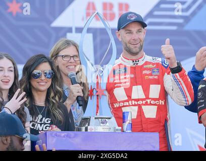 Chicago, Stati Uniti. 6 luglio 2024. Il pilota della NASCAR Xfinity Series Shane van Gisbergen (97) si presenta con il trofeo Loop 110 a Chicago, Illinois, sabato 6 luglio 2024. Foto di Mark Black/UPI Credit: UPI/Alamy Live News Foto Stock