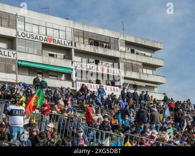 Rally classico su un circuito portoghese con spettatori che guardano nel 2021.Lousada-Portogallo Foto Stock