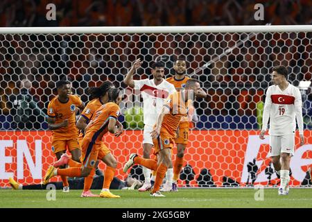 Berlino, Germania. 6 luglio 2024. Berlino, Germania. 6 luglio 2024. BERLINO - (l-r) Denzel Dumfries olandese, Nathan Ake olandese, Turkiye durante i quarti di finale di UEFA EURO 2024 tra Paesi Bassi e Turchia all'Olympiastadion il 6 luglio 2024 a Berlino, Germania. ANP MAURICE VAN STEEN netherlands Out - belgio Out crediti: ANP/Alamy Live News Foto Stock