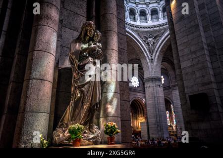 Splendido interno della Basilica del Sacro cuore con Madonna e statua del bambino - Parigi, Francia Foto Stock