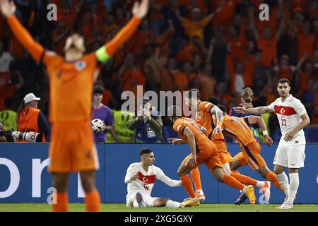 Berlino, Germania. 6 luglio 2024. Berlino, Germania. 6 luglio 2024. BERLINO - (l-r) Virgil van Dijk d'Olanda, Onur Bulut di Turkiye, Turchia, all'Olympiastadion il 6 luglio 2024 a Berlino, Germania. ANP MAURICE VAN STEEN netherlands Out - belgio Out crediti: ANP/Alamy Live News Foto Stock