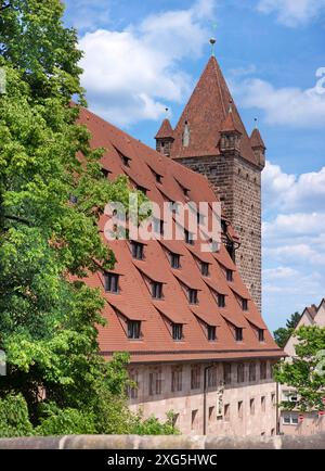 Storiche scuderie imperiali, ex granaio del Castello Imperiale, ora ostello della gioventù, Norimberga, Franconia media, Baviera, Germania Foto Stock