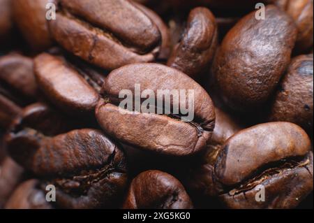 I chicchi di caffè si avvicinano per lo sfondo in profondità di campo ridotta. fotografia macro Foto Stock