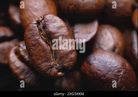 I chicchi di caffè si avvicinano per lo sfondo in profondità di campo ridotta. fotografia macro Foto Stock