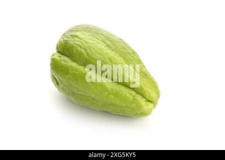 Chayote (Sechium edule) frutto isolato su sfondo bianco. Foto Stock