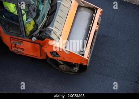 Costruzione di strade, asfalto rullo pressa asfalto caldo asfalto. Pavimentazione in asfalto. Vista ad angolo alto Foto Stock