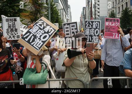 Tokyo, Giappone. 6 luglio 2024. La gente protesta contro Yuriko Koike mentre fa campagna l'ultimo giorno. Alle elezioni del 7 luglio si terranno 56 candidati da record, la sfida più forte per l'incumbent, Yuriko Koike, (che spera di vincere un terzo mandato come governatore della capitale del Giappone) proveniente dal politico di centro-sinistra, Renho Saito. Credito: SOPA Images Limited/Alamy Live News Foto Stock