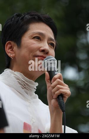 Tokyo, Giappone. 6 luglio 2024. Il candidato indipendente Renho Saito tiene un discorso l'ultimo giorno delle campagne per le elezioni governative di Tokyo del 2024. Alle elezioni del 7 luglio si terranno 56 candidati da record, la sfida più forte per l'incumbent, Yuriko Koike, (che spera di vincere un terzo mandato come governatore della capitale del Giappone) proveniente dal politico di centro-sinistra, Renho Saito. Credito: SOPA Images Limited/Alamy Live News Foto Stock