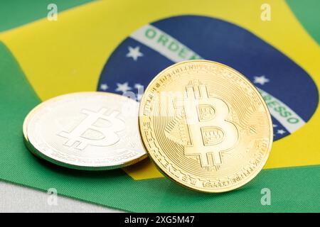 Monete Bitcoin criptovaluta sulla bandiera nazionale del Brasile. Il concetto di regolamentazione della legge di Crypto Foto Stock