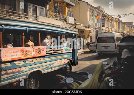 Thailandia. Servizio taxi locale Tuk Tuk di Phuket nella città vecchia con edifici sino-portoghesi. Negozi e ristoranti nella città vecchia. Gente del posto e turisti Foto Stock