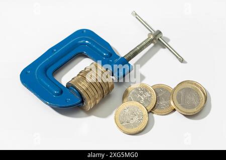 Euro Financial, denaro, pressione fiscale concetto. Bloccare un gruppo di monete in euro su sfondo bianco Foto Stock