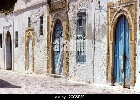 La Tunisia, Sidi Bou Said. Scena di strada. Ingressi di case private. Foto Stock