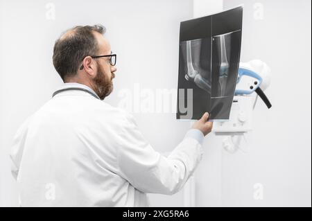 Medico che utilizza la macchina a raggi X nel reparto di radiologia. Fotografia di alta qualità Foto Stock