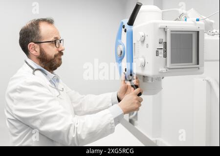 Medico che utilizza la macchina a raggi X nel reparto di radiologia. Fotografia di alta qualità Foto Stock