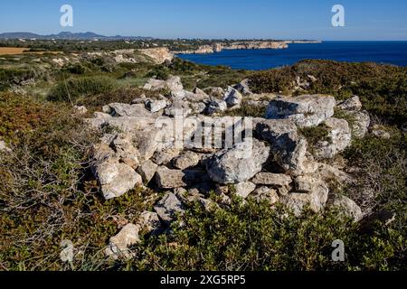 Punta des Baus resti dell'insediamento talayotico, Santanyi, Mallorca, Isole Baleari, Spagna Foto Stock