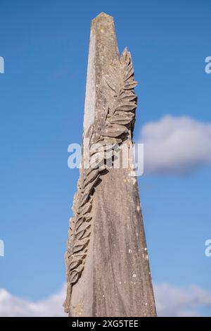 Ramo di alloro sul simbolo egiziano di un obelisco, cimitero di Llucmajor, Maiorca, Isole Baleari, Spagna Foto Stock