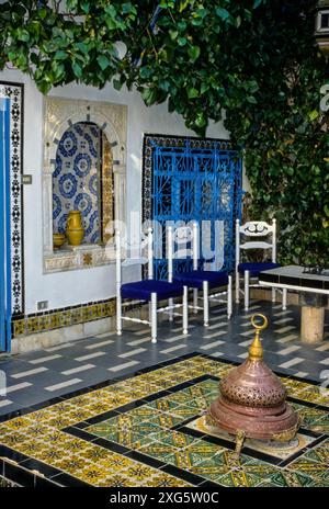 La Tunisia, Sidi Bou Said. Pavimento di piastrelle di decorare un cortile interno di Dar Annabi, una casa privata aperta per la visualizzazione pubblica. Originariamente costruito xviii secolo, ristrutturato xx secolo. L'arancione, nero e bianco piastrelle è noto come il leone la zampata di design. Foto Stock