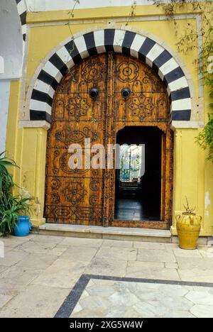 La Tunisia, Sidi Bou Said. Porta da cortile di Dar Annabi, alla porzione interna della casa. Il Dar Annabi è una casa privata aperta per la visualizzazione pubblica. Originariamente costruito xviii secolo, ristrutturato xx secolo. Foto Stock