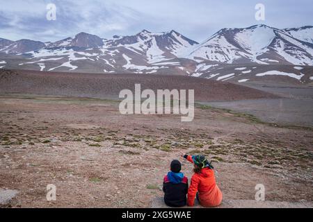 Due bambini che osservano la cima di Ighil M'Goun, 4, 071 metri, catena montuosa dell'Atlante, marocco Foto Stock