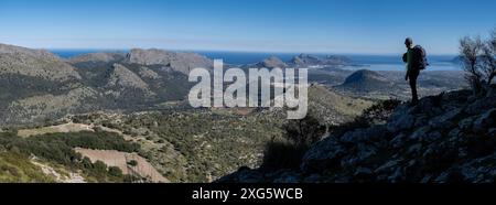 Escursionisti che salgono Cucuia de Fartaritx con la baia di Alcudia sullo sfondo, Pollenca, Maiorca, Isole Baleari, Spagna Foto Stock