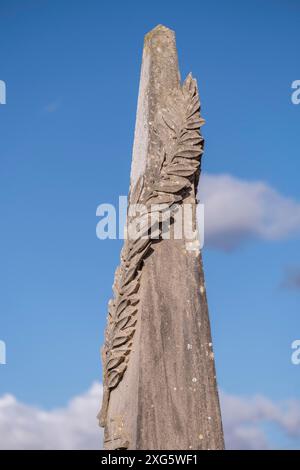 Ramo di alloro sul simbolo egiziano di un obelisco, cimitero di Llucmajor, Maiorca, Isole Baleari, Spagna Foto Stock