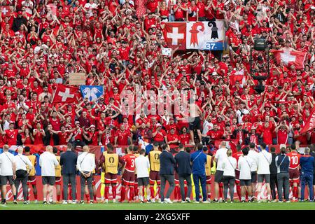 Dusseldorf. 6 luglio 2024. I giocatori svizzeri accolgono i tifosi dopo i quarti di finale di UEFA Euro 2024 tra Inghilterra e Svizzera a Dusseldorf, Germania, il 6 luglio 2024. Crediti: Xiao Yijiu/Xinhua/Alamy Live News Foto Stock