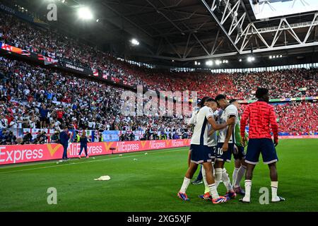 Dusseldorf. 6 luglio 2024. I giocatori inglesi festeggiano dopo aver vinto i quarti di finale di UEFA Euro 2024 tra Inghilterra e Svizzera a Dusseldorf, Germania, il 6 luglio 2024. Crediti: Xiao Yijiu/Xinhua/Alamy Live News Foto Stock