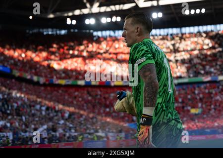 Dusseldorf. 6 luglio 2024. Il portiere inglese Jordan Pickford reagisce ai calci di rigore durante i quarti di finale di UEFA Euro 2024 tra Inghilterra e Svizzera a Dusseldorf, in Germania, il 6 luglio 2024. Crediti: Xiao Yijiu/Xinhua/Alamy Live News Foto Stock